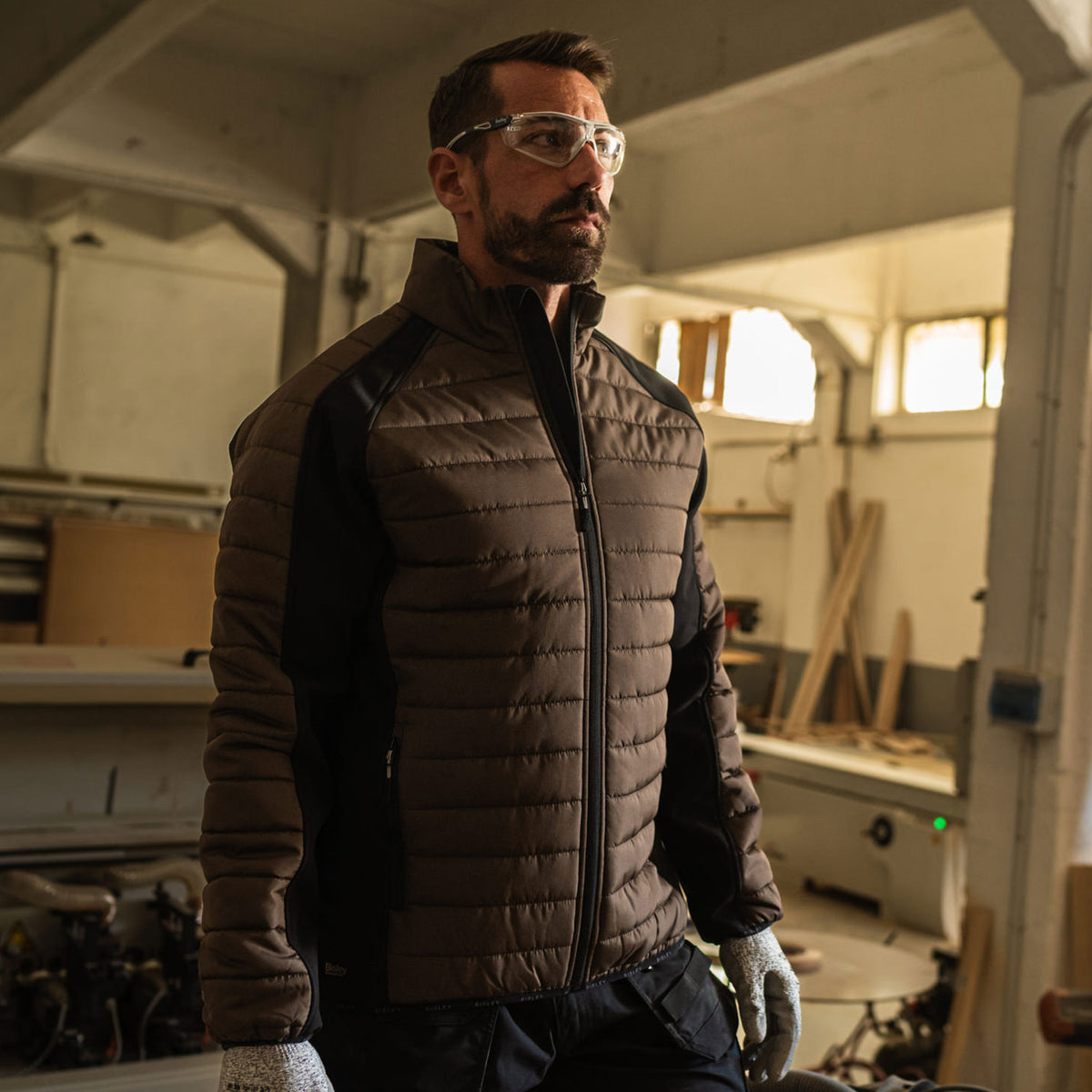 Mann mit BISLEY Nares Softshelljacke braun in Werkstatt