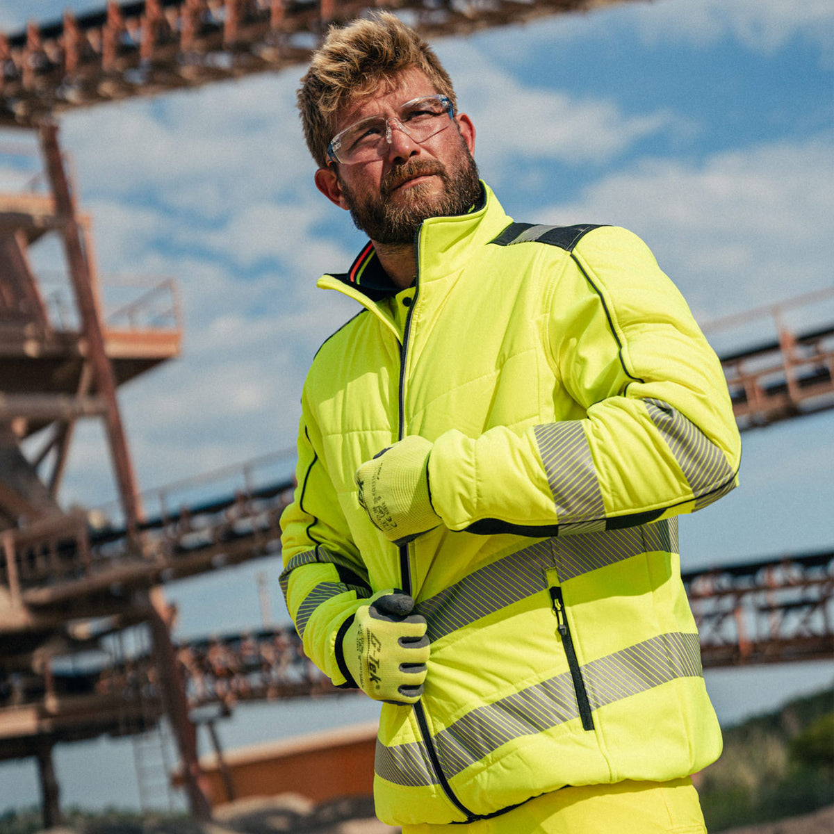 Mann mit BISLEY ROBEY HI VIS Softshelljacke gelb auf Baustelle