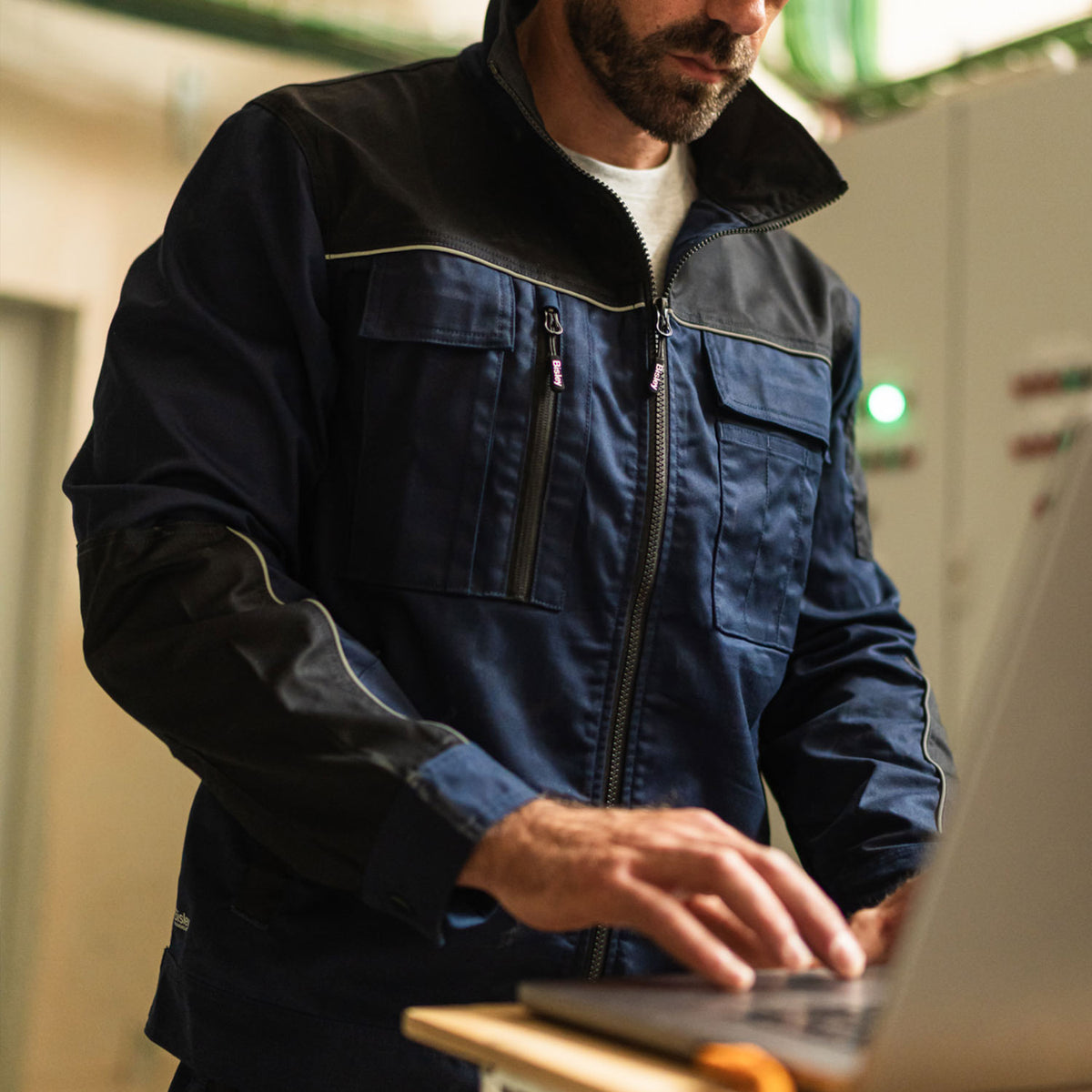 Mann mit BISLEY Oliver Arbeitsjacke blau in Werkstatt