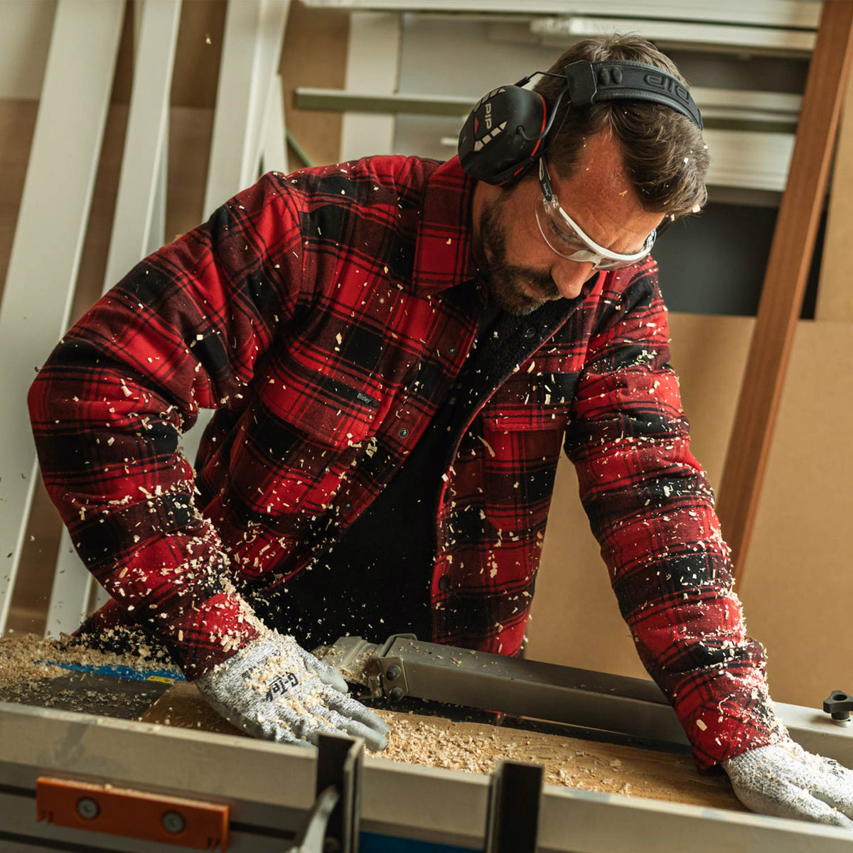 Mann in Werkstatt mit BISLEY Kent Hemdjacke rot