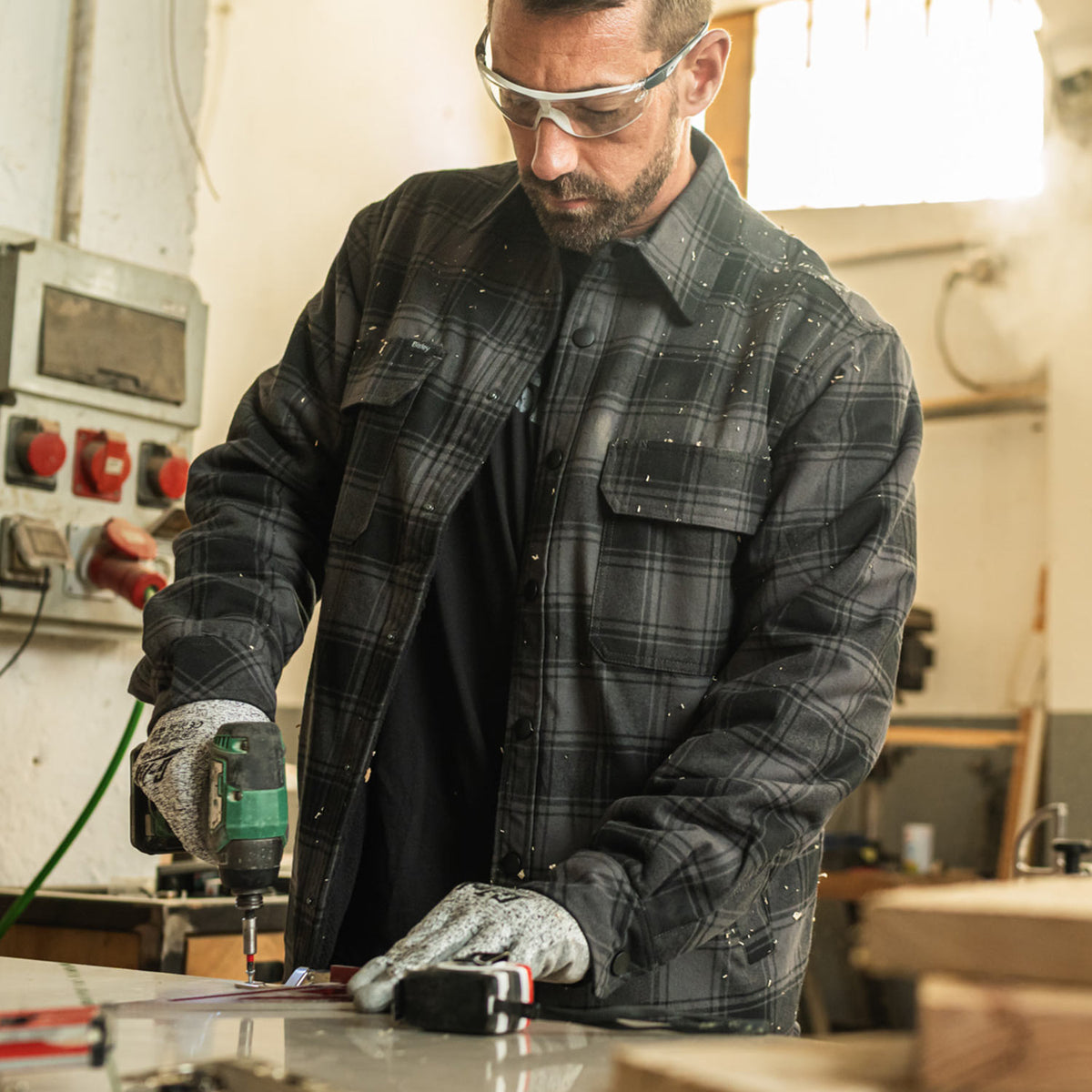 Mann in Werkstatt mit BISLEY Kent Hemdjacke grau