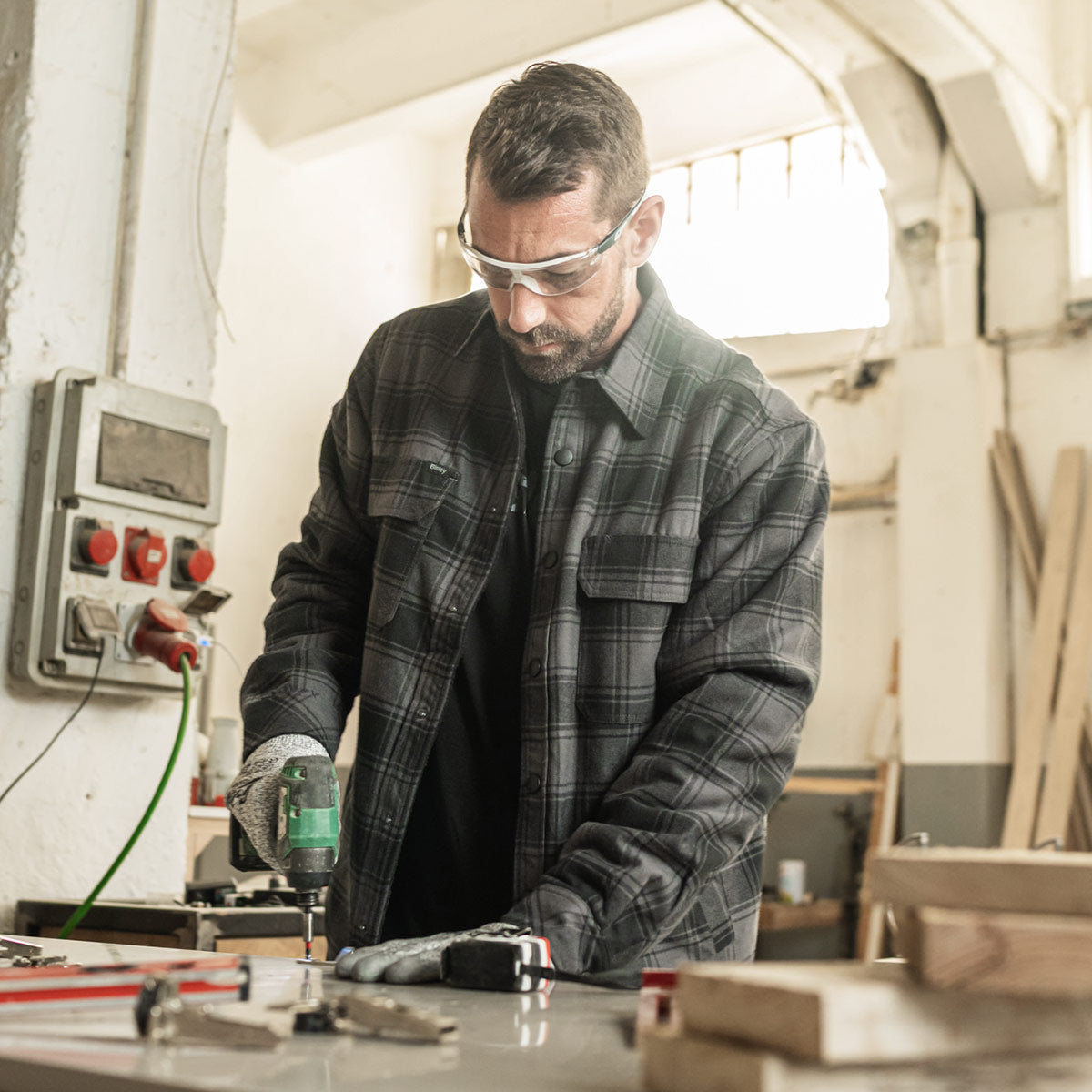 Arbeitskleidung getragen bei Werkstattarbeit