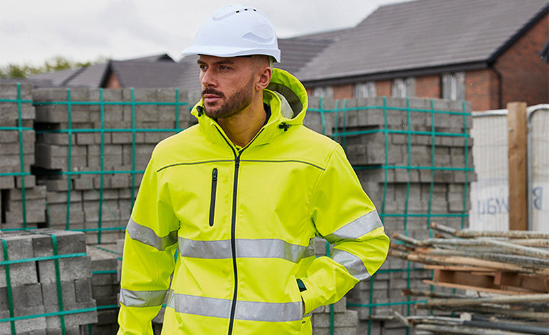 Hi-Vis Kleidung: Warum gute Sichtbarkeit auf der Arbeit mehr als nur eine gelbe Jacke ist