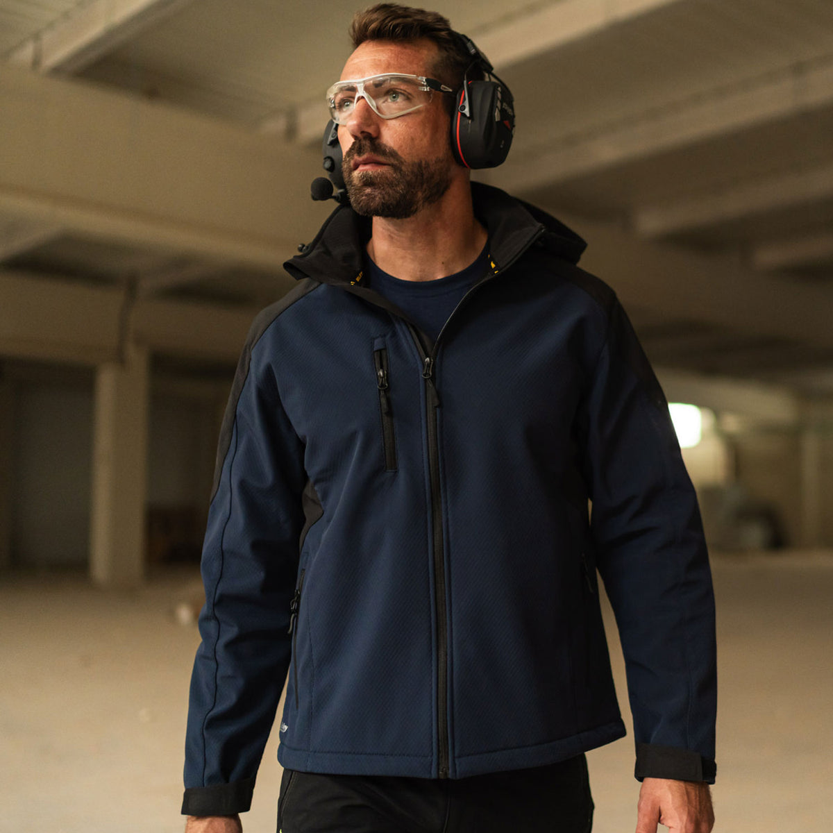 Mann mit BISLEY Hicks Softshelljacke blau in Halle