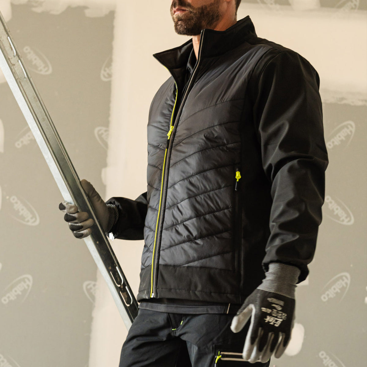 Mann mit BISLEY Cooper Softshelljacke schwarz auf Baustelle