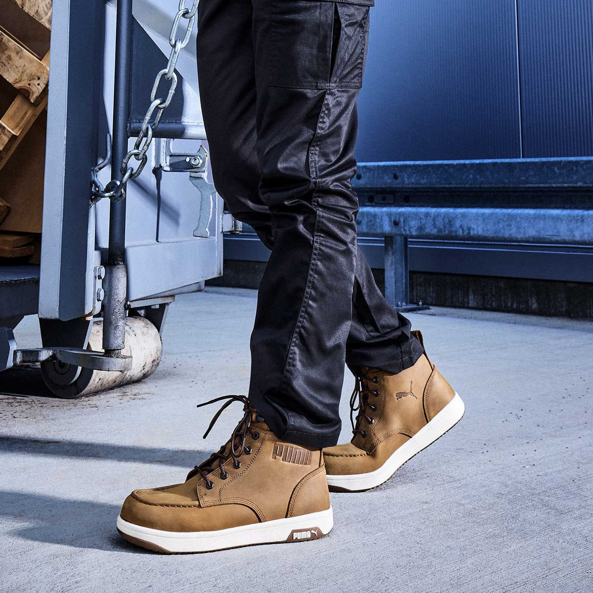 Logistikarbeiter trägt PUMA SAFETY Wedge braun Imagebild