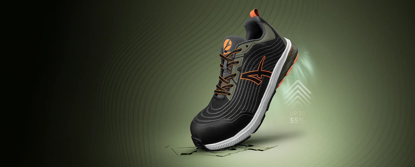 Sicherheitsschuhe "Wave Impulse" von Albatros in Schwarz mit orangenem Details - innovativer Arbeitsschuh mit bis zu 55% Energierückgabe, dynamisch dargestellt auf grünem Hintergrund.