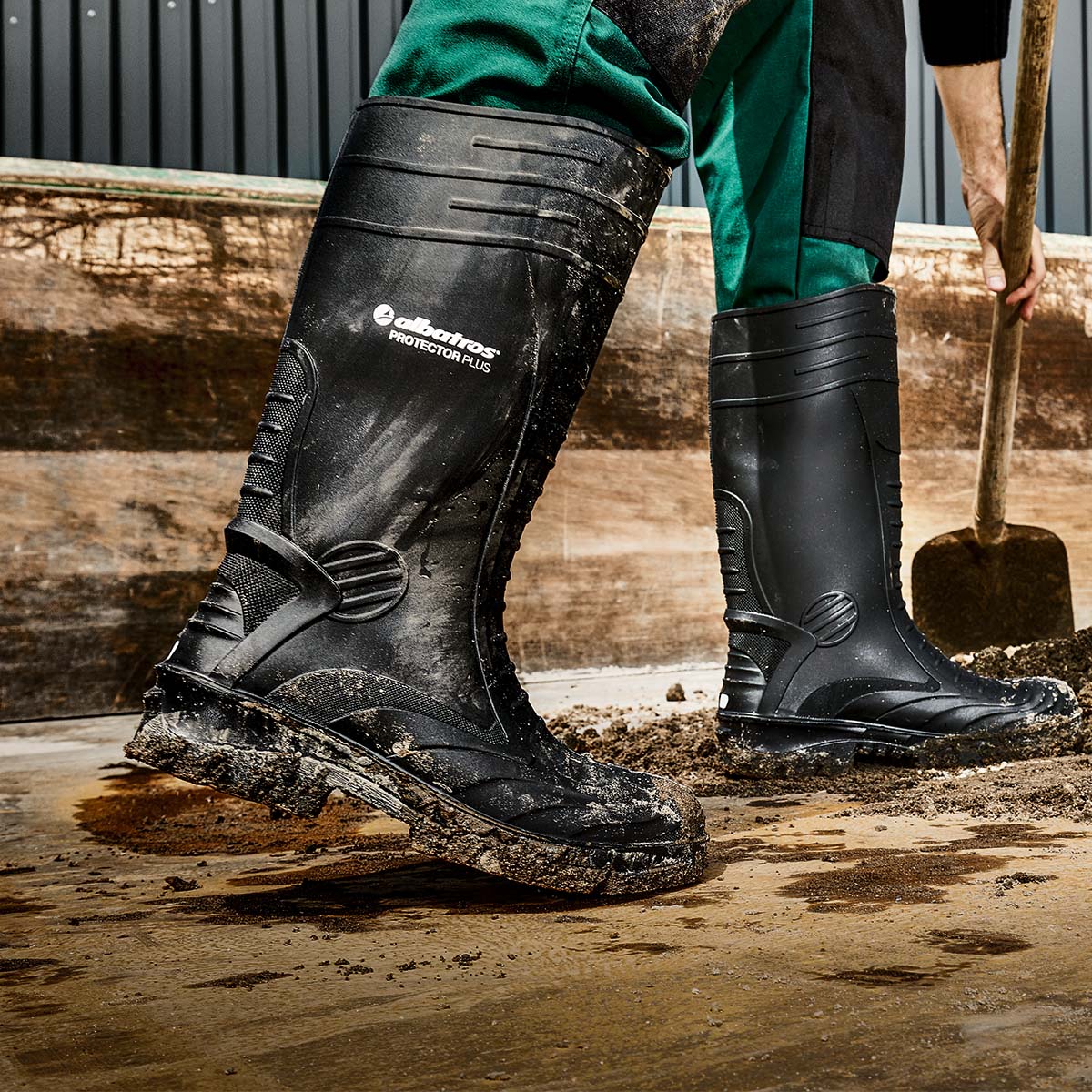 Wasserdichte Arbeitsstiefel von ALBATROS® mit Stahlkappe für maximale Sicherheit auf schlammigen und nassen Untergründen.
