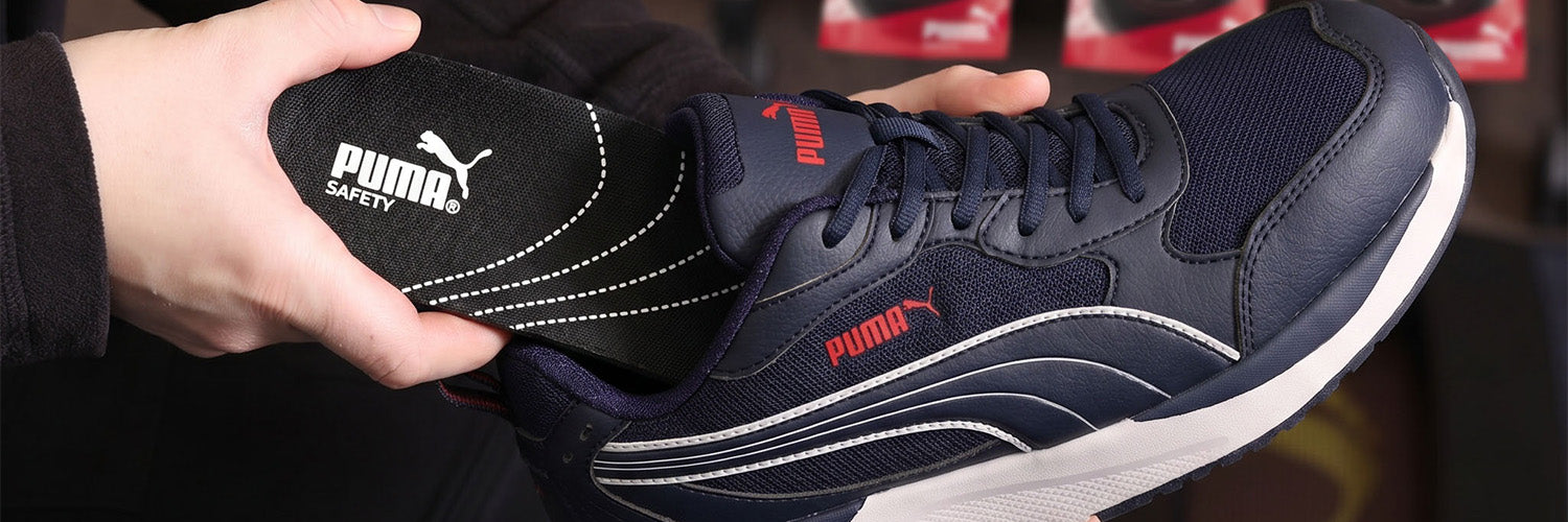 Mann der eine PUMA Einlegesohle in einen PUMA SAFETY Sicherheitsschuh legt